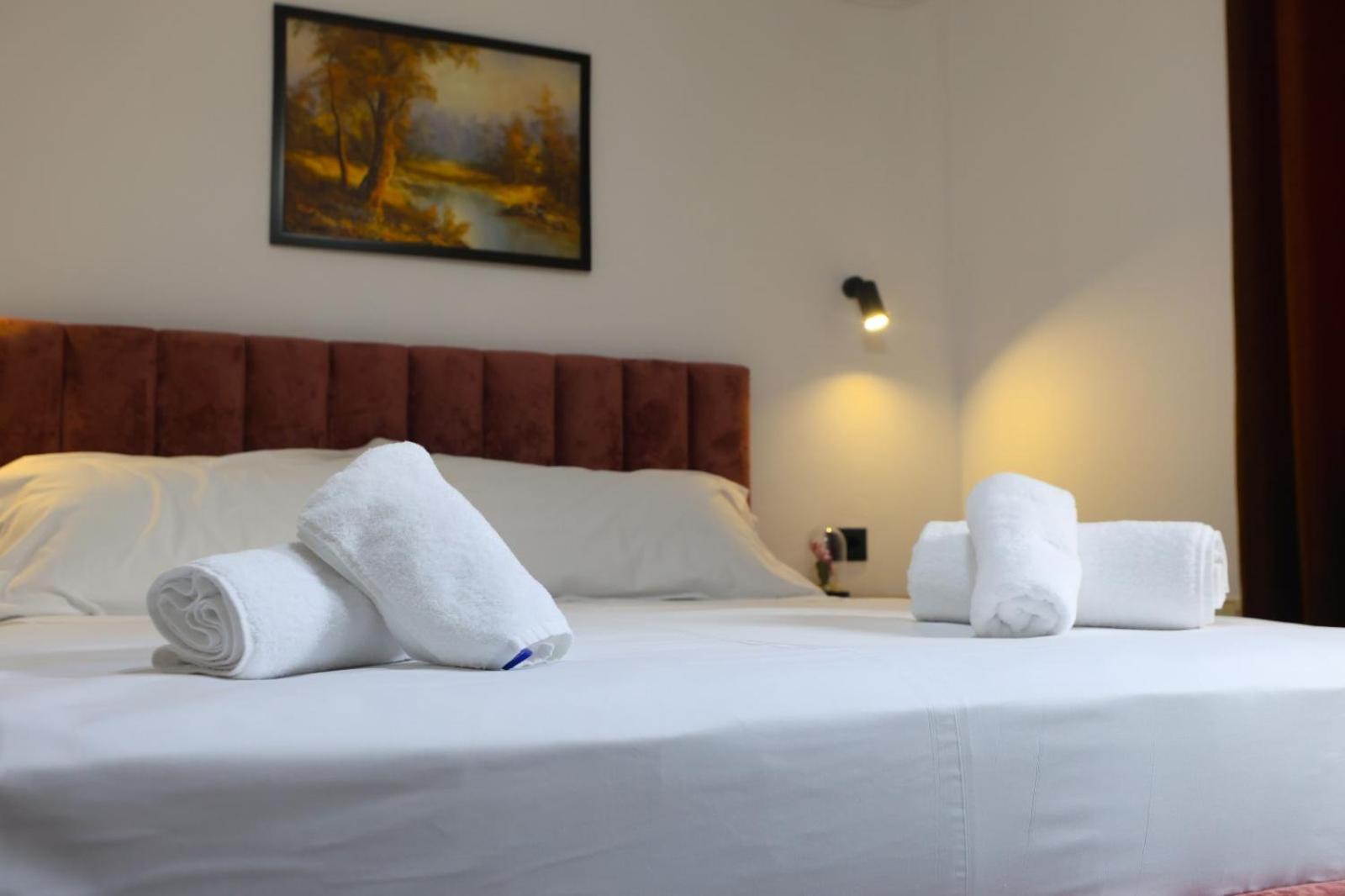 Vila Alizee Hotel Тирана Екстер'єр фото