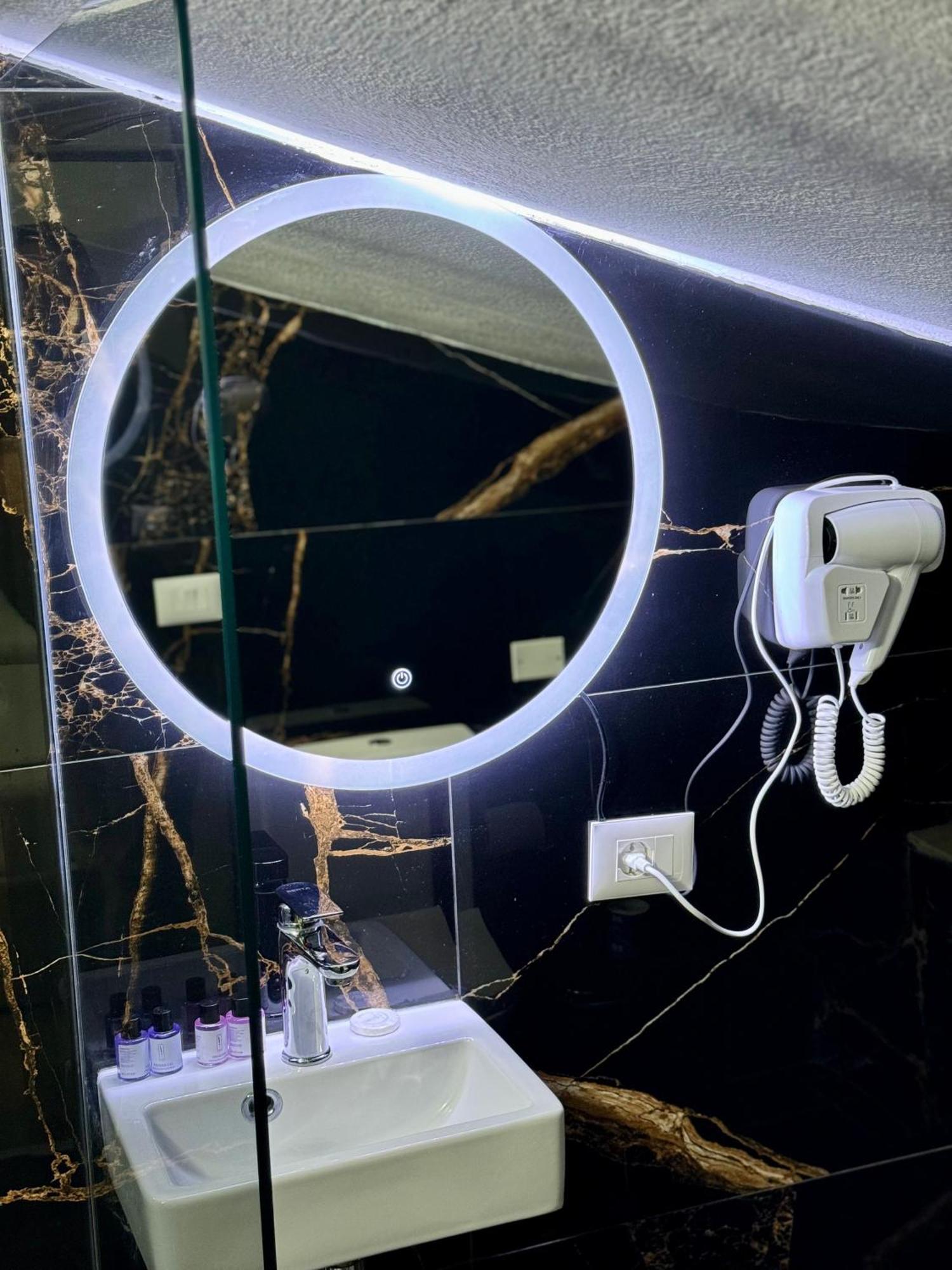 Vila Alizee Hotel Тирана Екстер'єр фото
