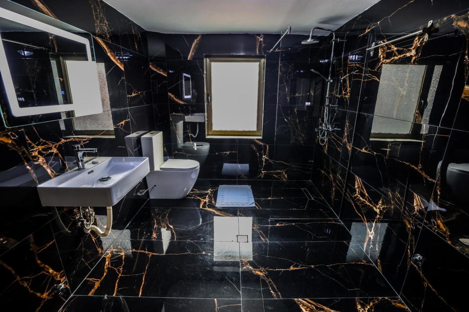 Vila Alizee Hotel Тирана Екстер'єр фото