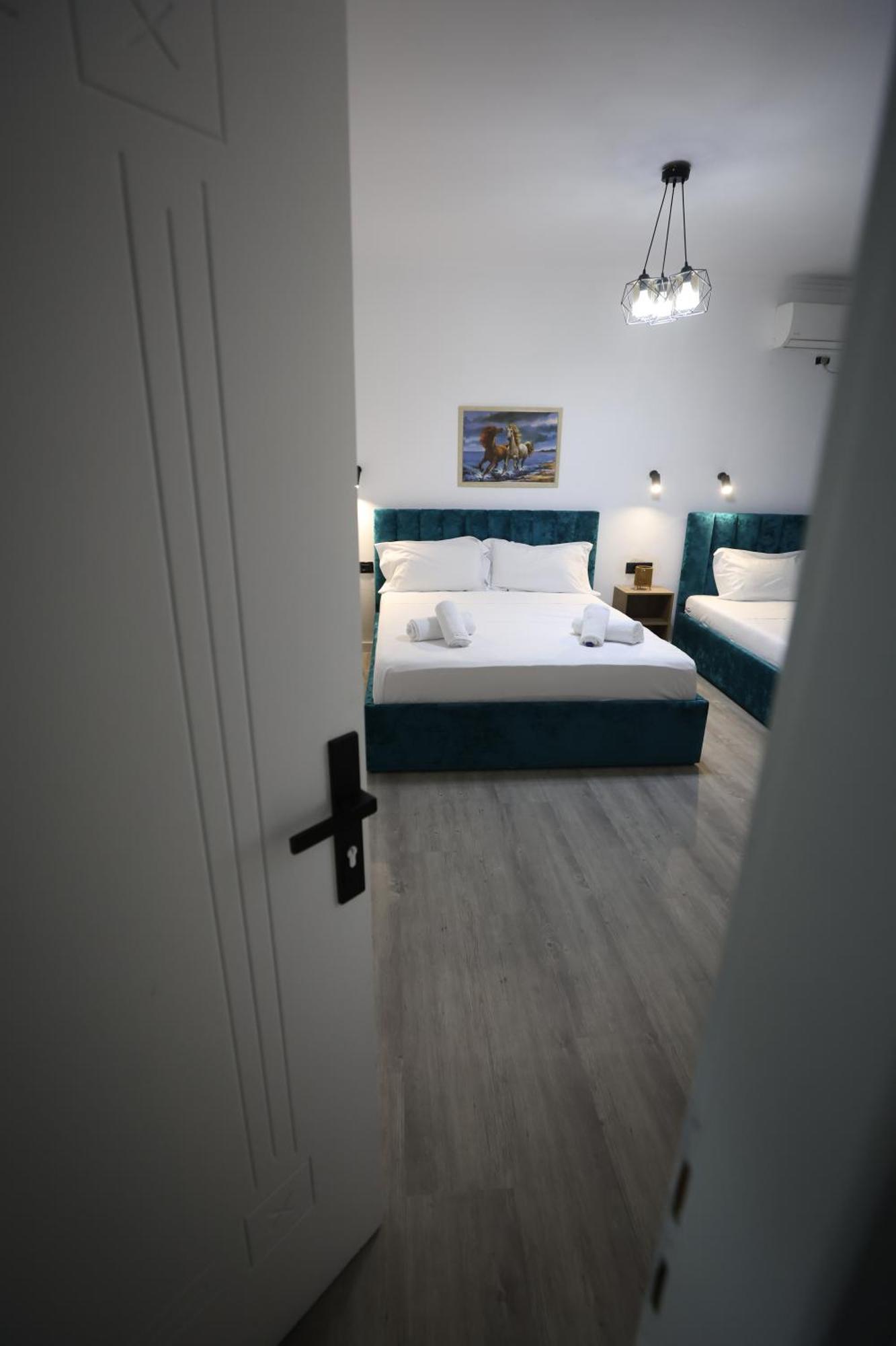 Vila Alizee Hotel Тирана Екстер'єр фото