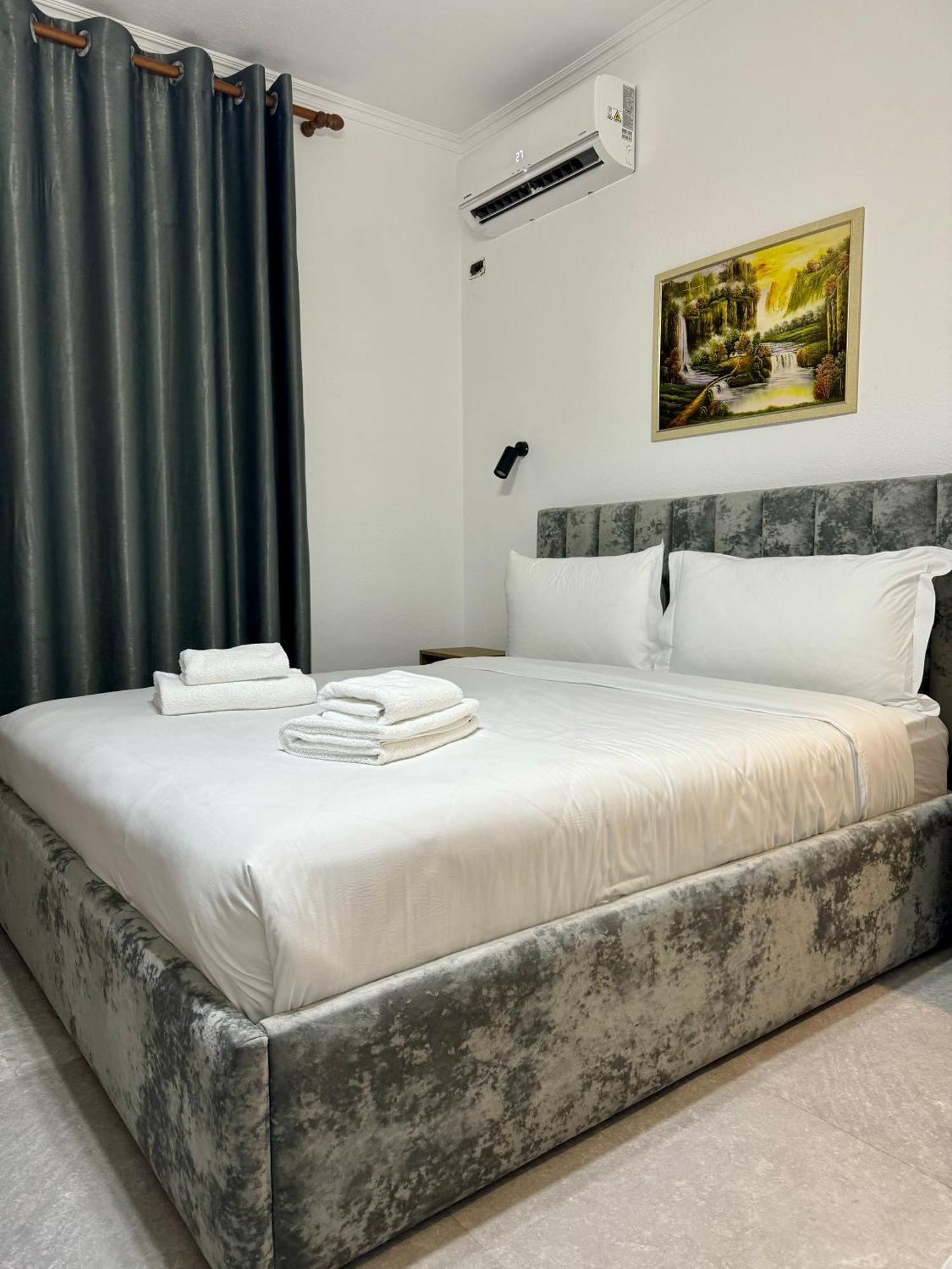 Vila Alizee Hotel Тирана Екстер'єр фото