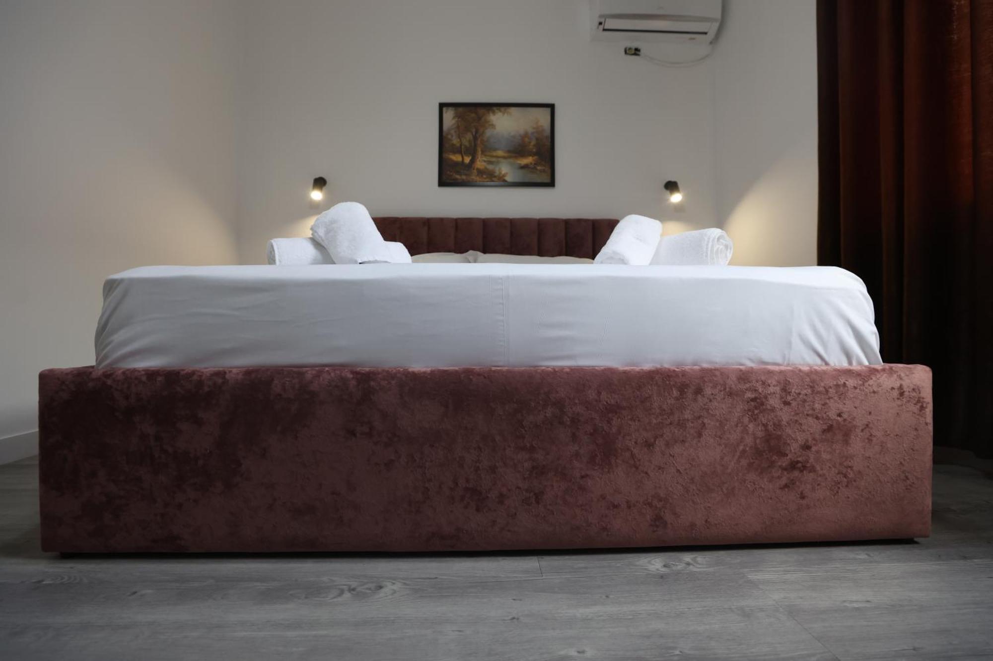 Vila Alizee Hotel Тирана Екстер'єр фото
