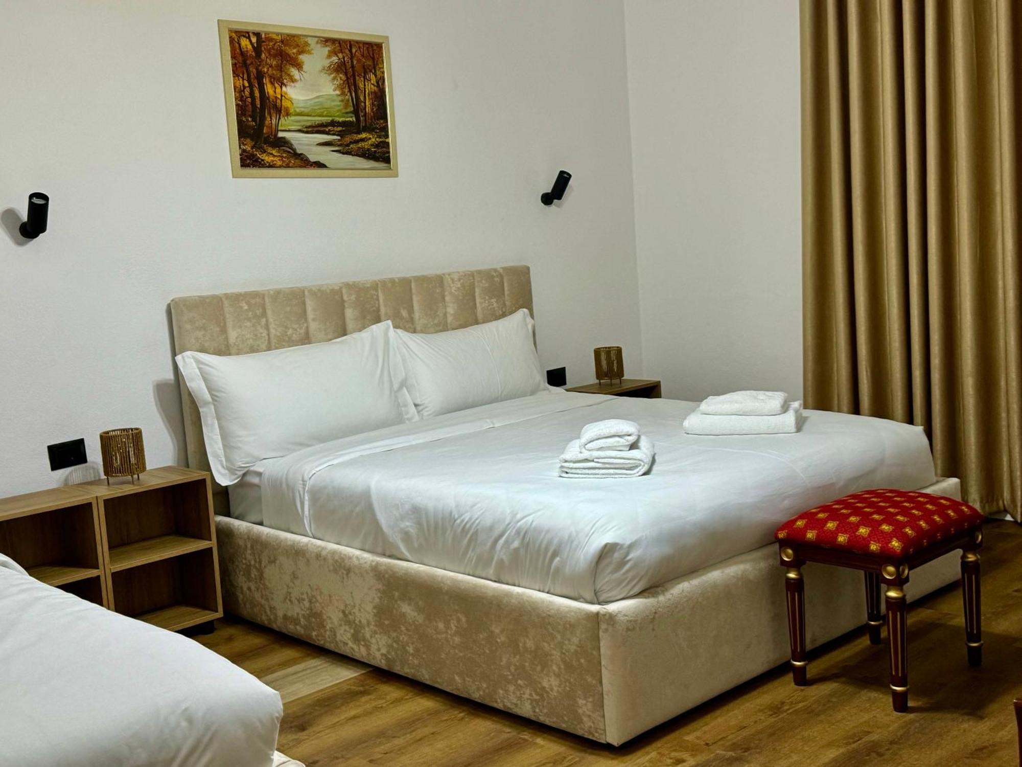 Vila Alizee Hotel Тирана Екстер'єр фото