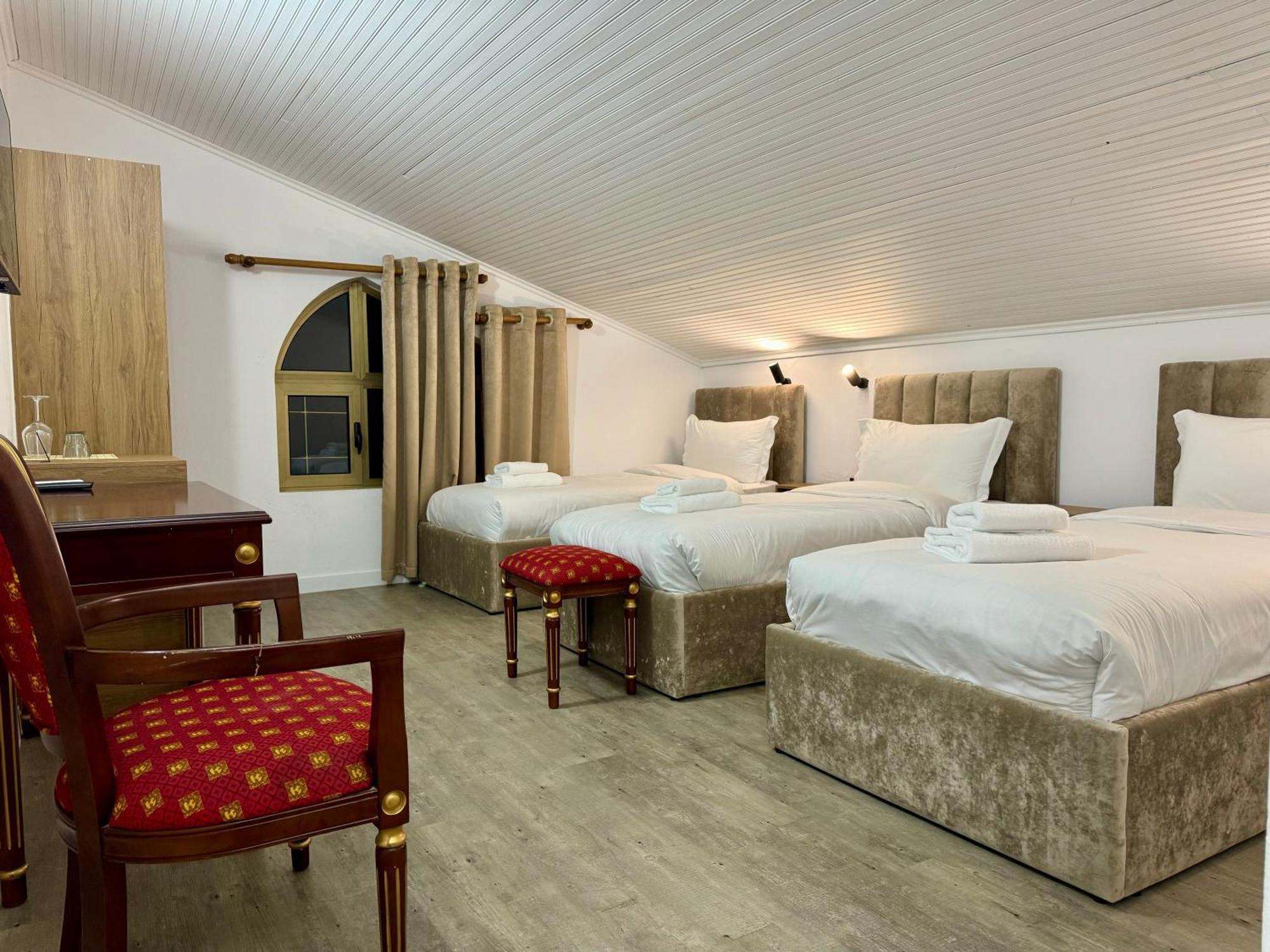 Vila Alizee Hotel Тирана Екстер'єр фото