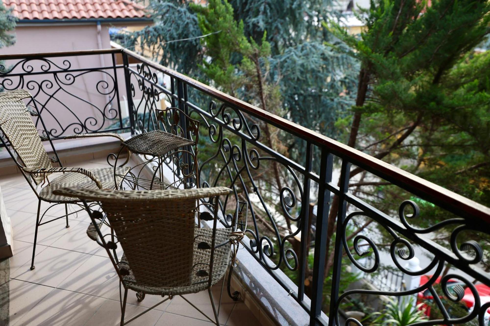 Vila Alizee Hotel Тирана Екстер'єр фото