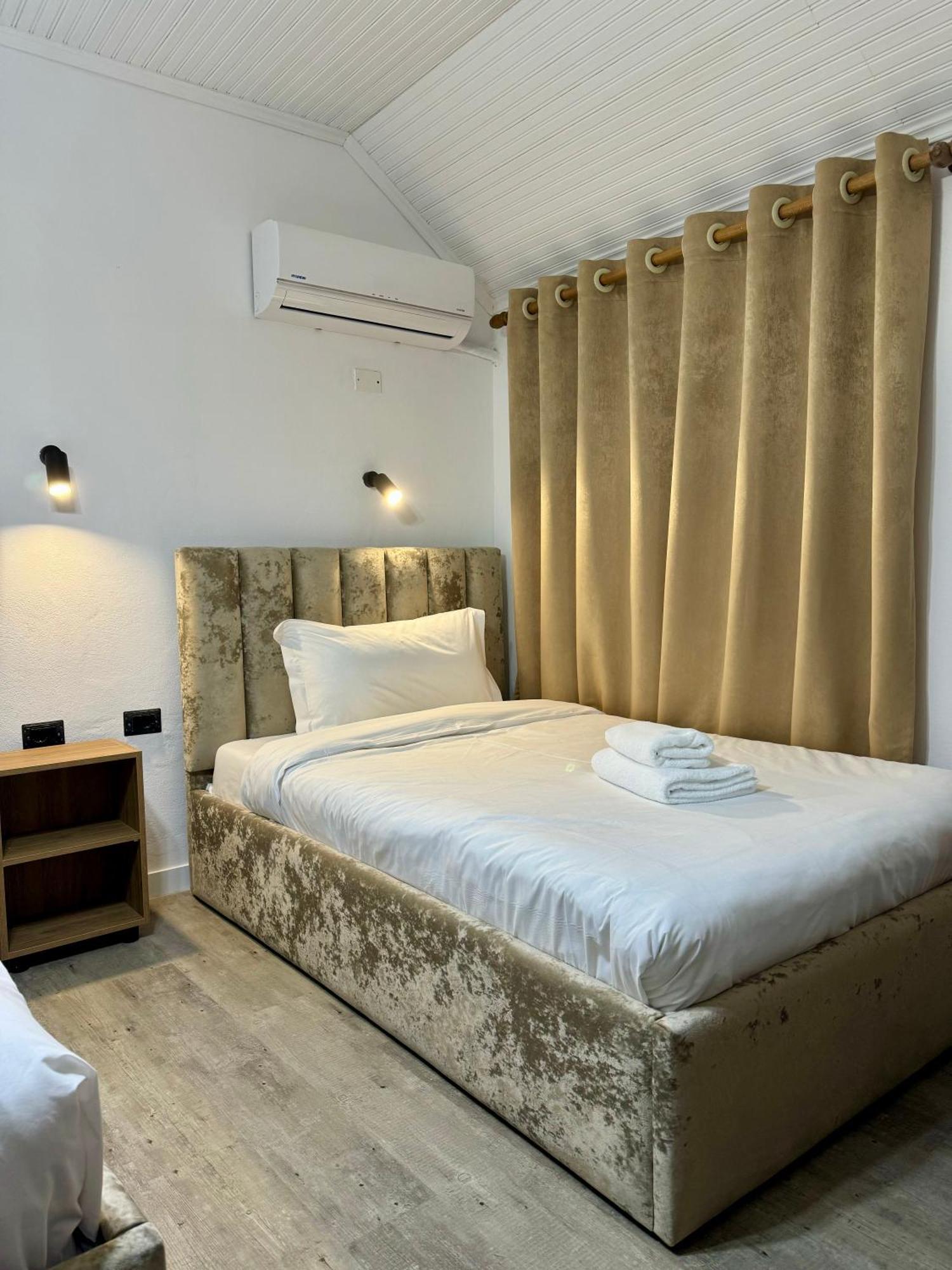 Vila Alizee Hotel Тирана Екстер'єр фото
