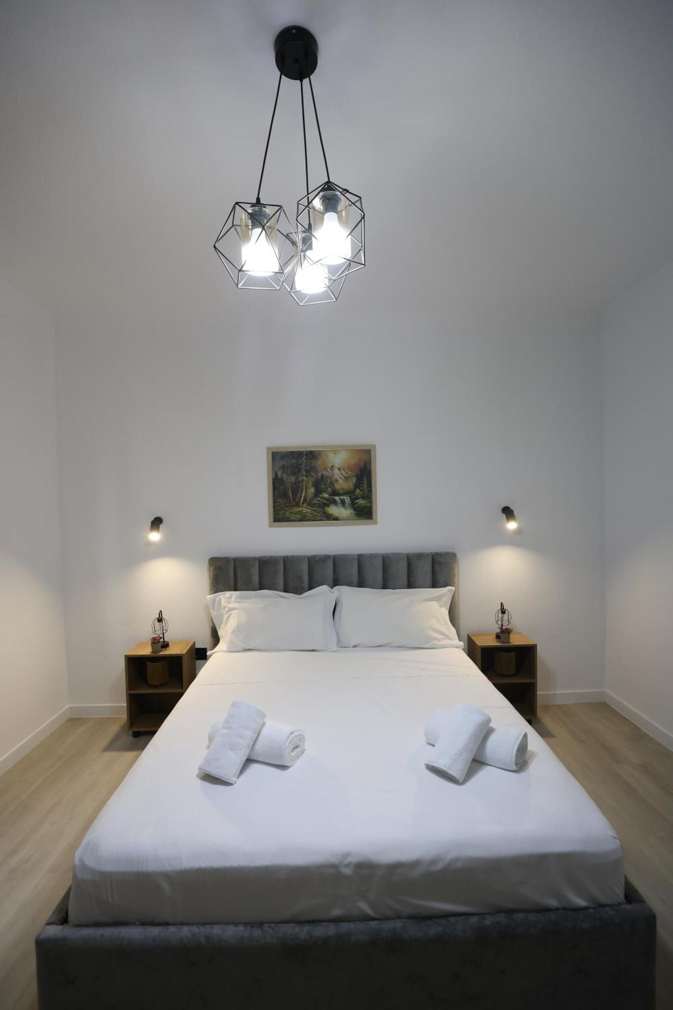 Vila Alizee Hotel Тирана Екстер'єр фото