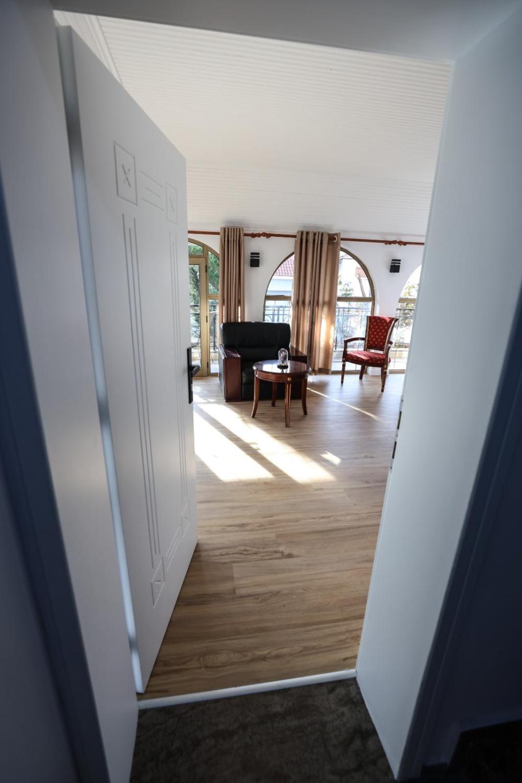 Vila Alizee Hotel Тирана Екстер'єр фото