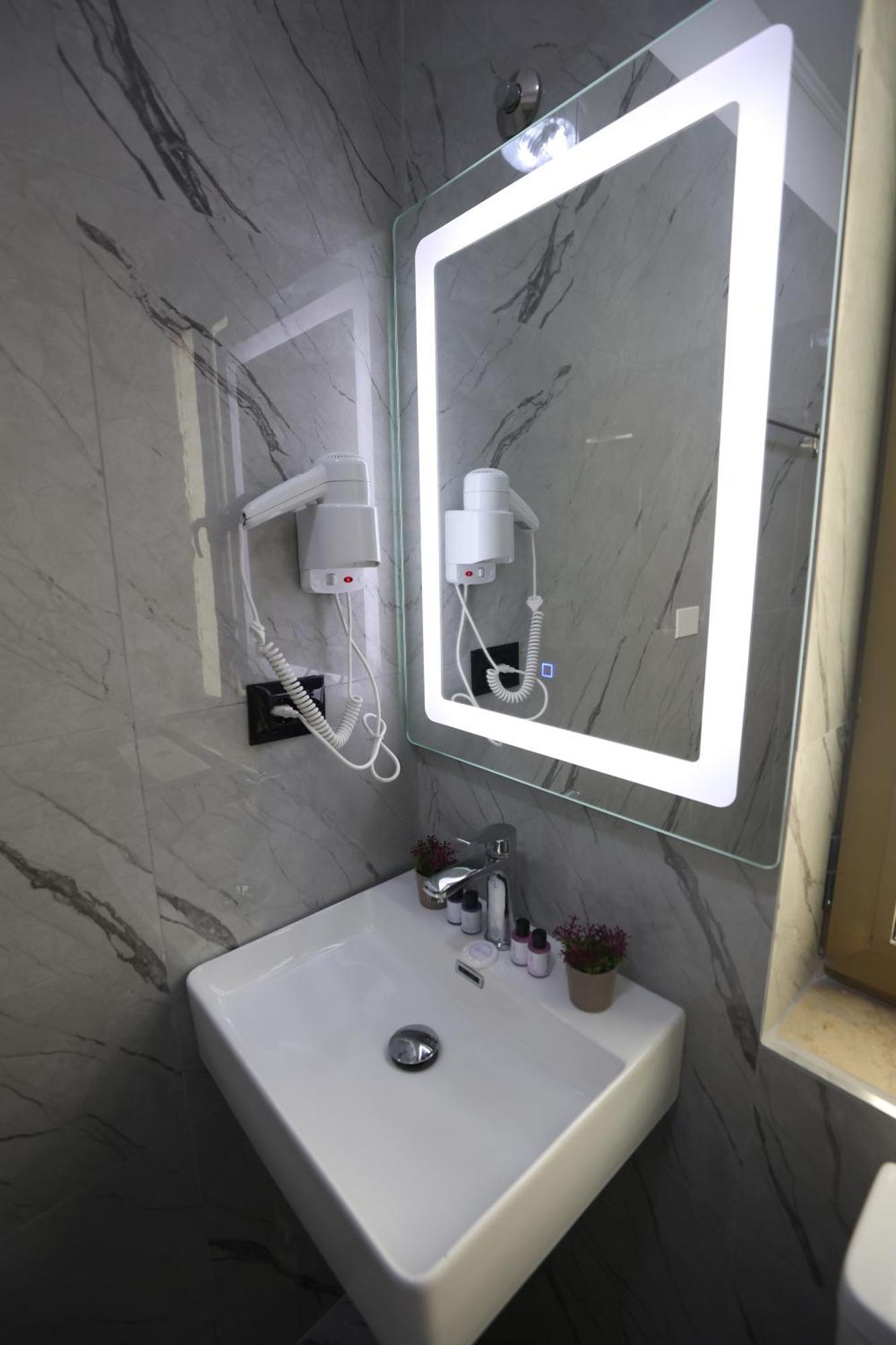 Vila Alizee Hotel Тирана Екстер'єр фото