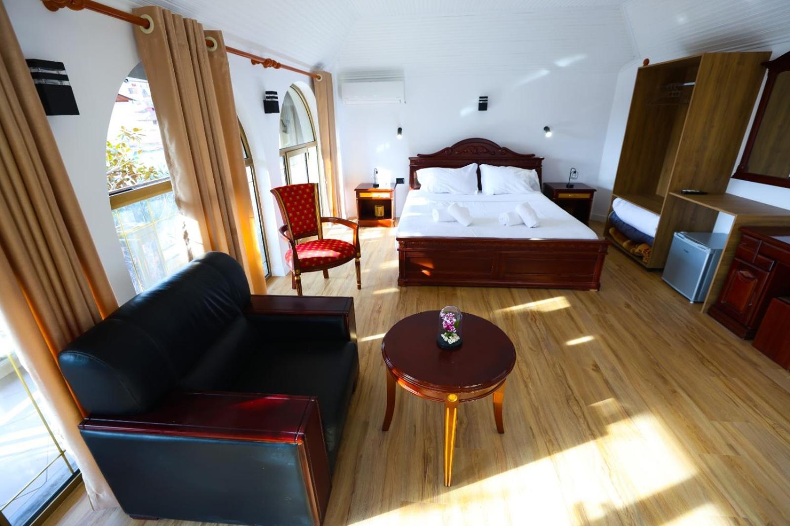 Vila Alizee Hotel Тирана Екстер'єр фото