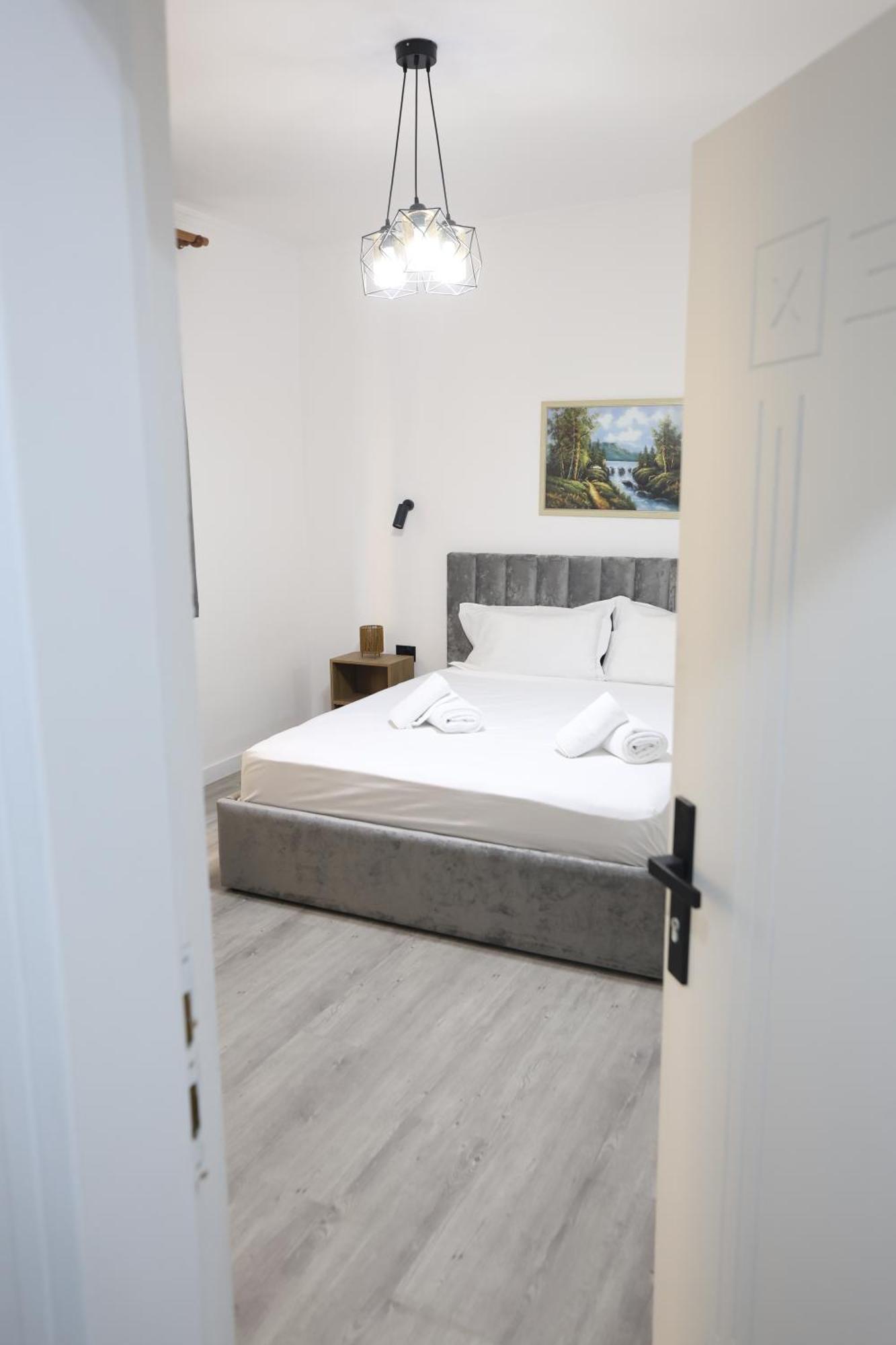 Vila Alizee Hotel Тирана Екстер'єр фото