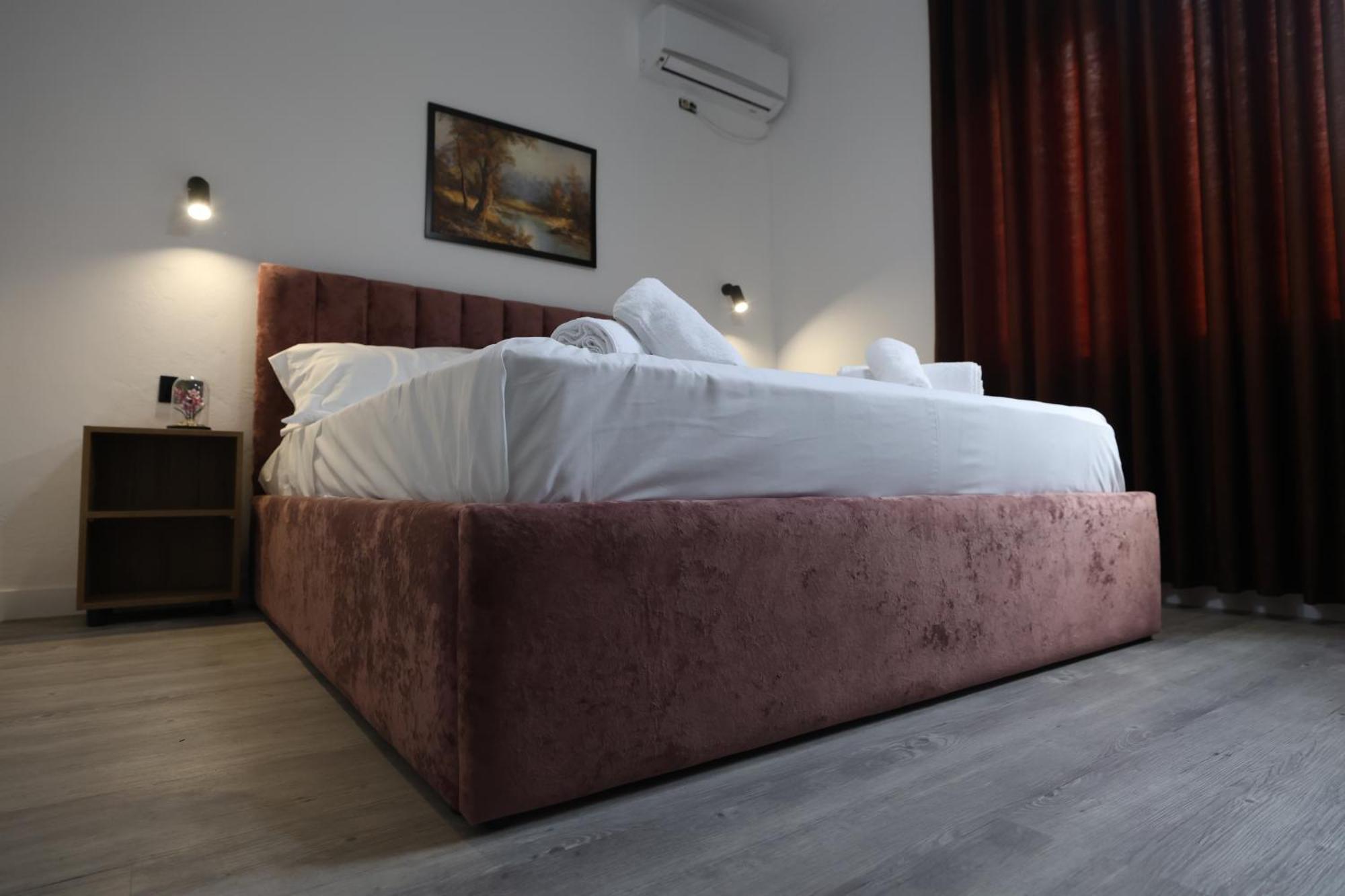Vila Alizee Hotel Тирана Екстер'єр фото