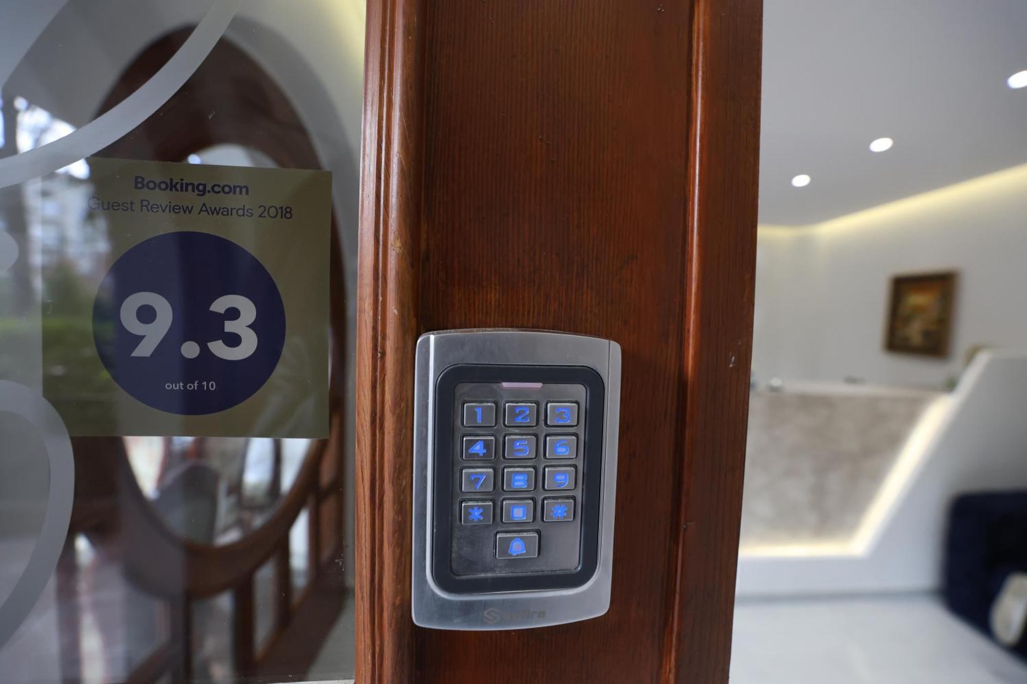 Vila Alizee Hotel Тирана Екстер'єр фото