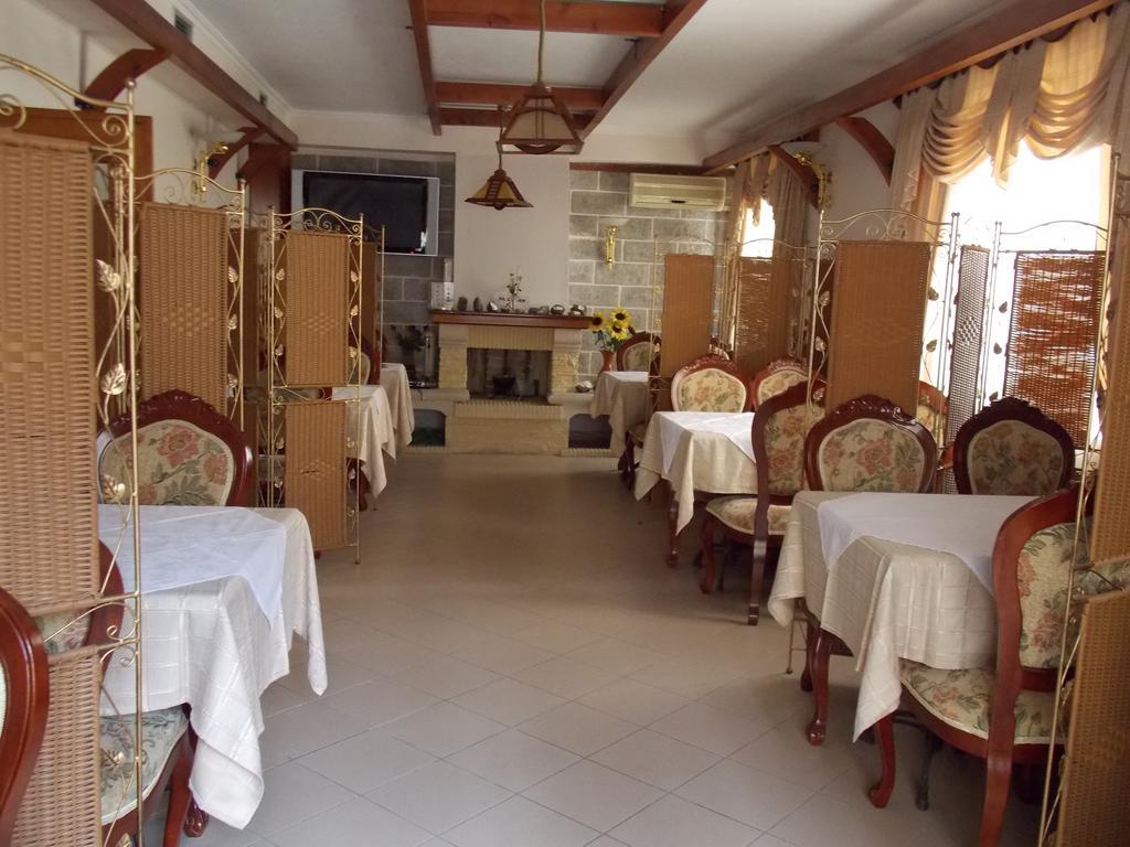 Vila Alizee Hotel Тирана Екстер'єр фото